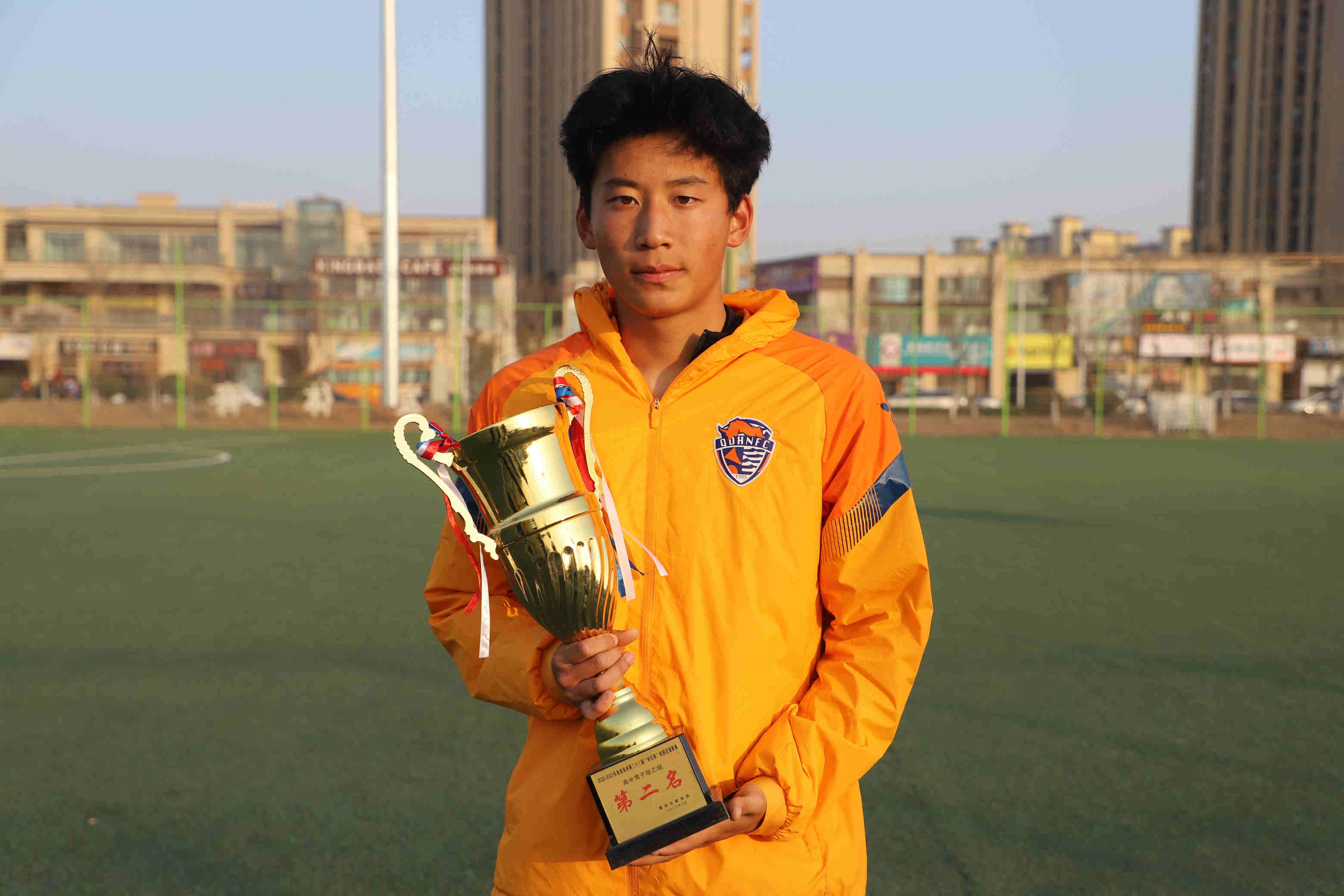 足球队拿了奖有奖牌上台领奖,城阳二中男子足球队