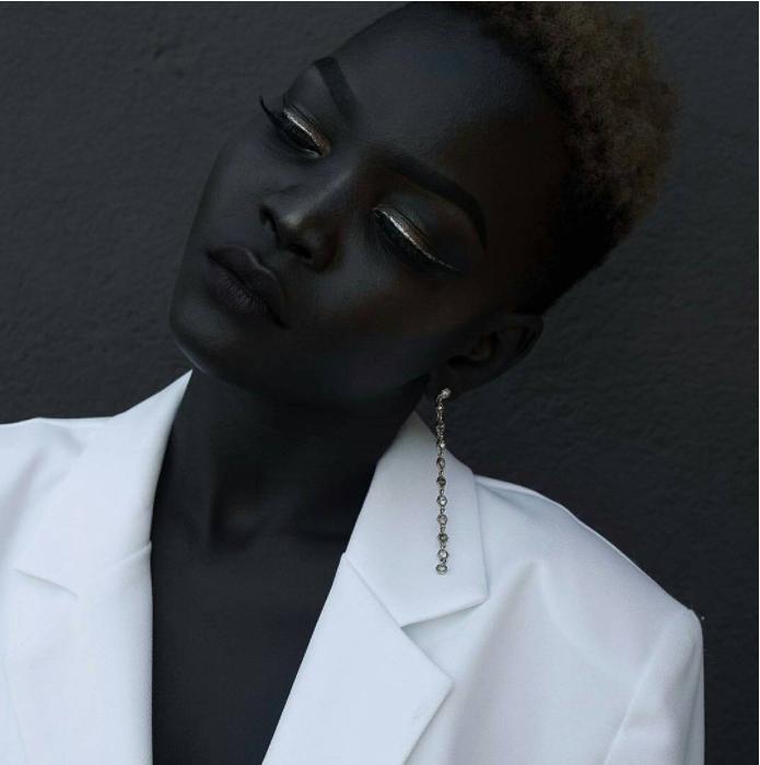 世界最黑模特：经历战乱、难民营，为何逃到美国后，她差点自杀？