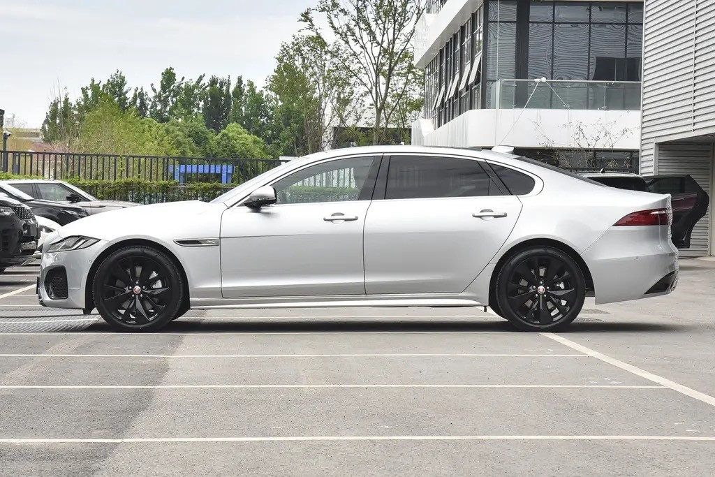 气场比奔驰E级还足，顶配6.4秒破百，还带四驱，捷豹XFL到底如何