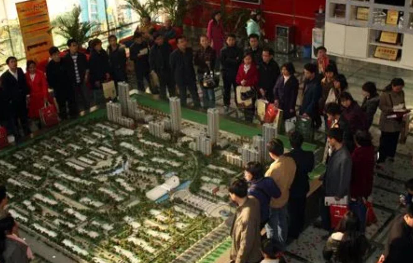 2019年，江苏一饭店女老板抄铁棍暴打闺女被刑拘：她30岁还没嫁人