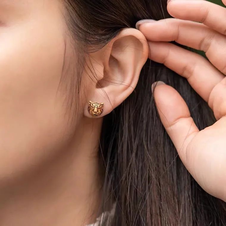 迎财神要摆几样东西最好,手捧元宝的财神金子