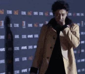 明星红毯假摔事件,明星红毯假摔倒抢镜