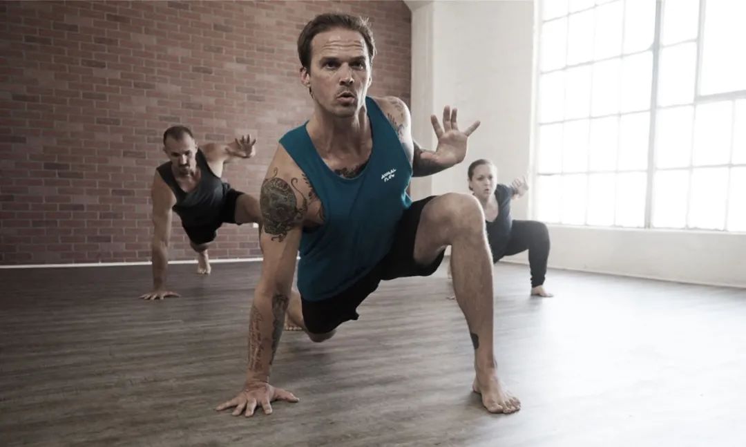 男性练瑜伽的好处和坏处,男性练瑜伽身材会变好吗