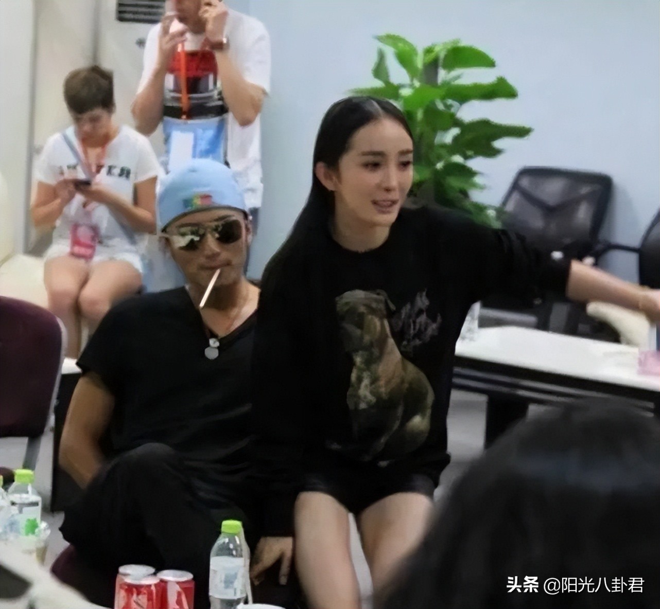 明星同框杨幂和肖战,众女星与谢霆锋合影