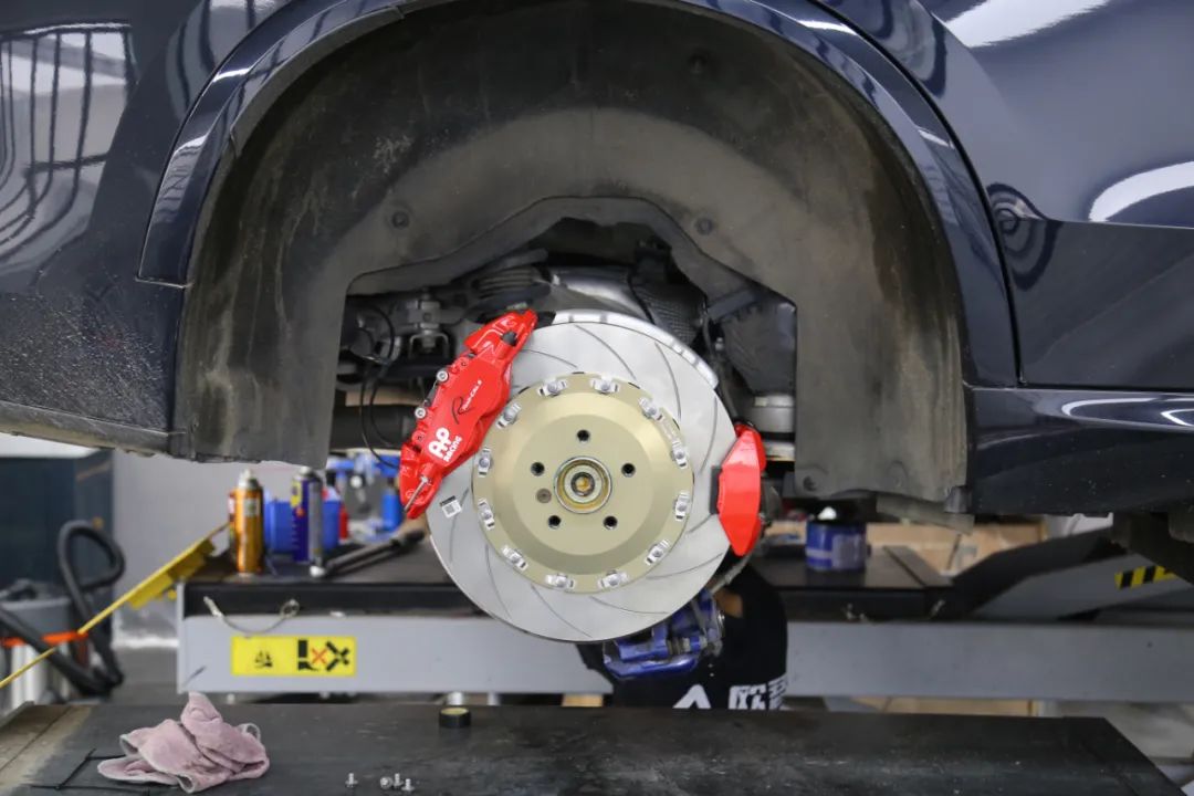 宝马x5拆刹车盘视频,宝马x5红色卡钳和蓝色卡钳的区别