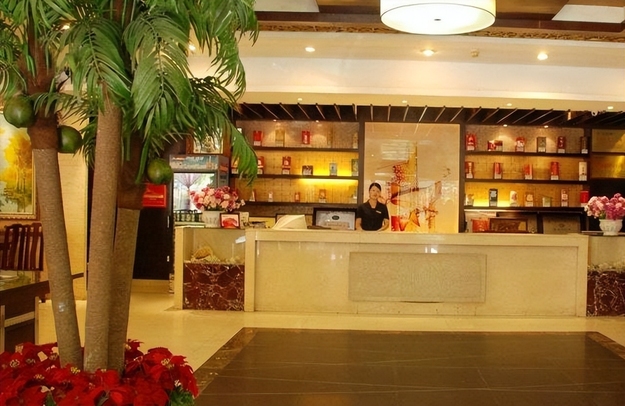 酒店前台工资低还要上夜班吗,酒店前台工资为何那么低