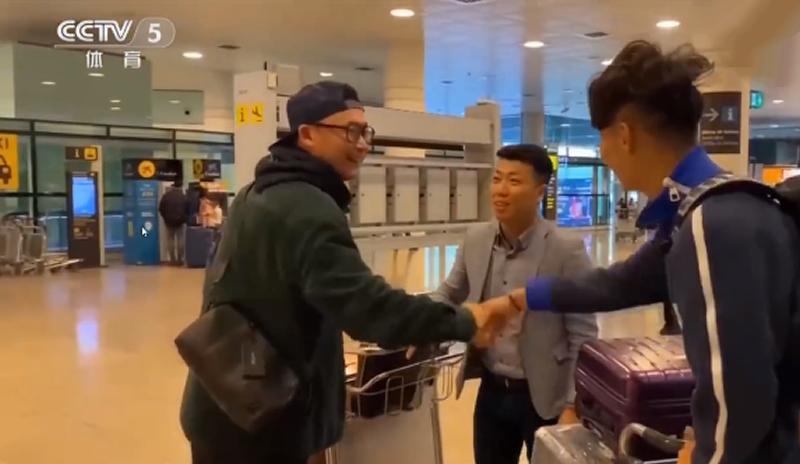 尴尬！留洋第一课：前国安前锋跟恒大“小将”上演机场狂飙