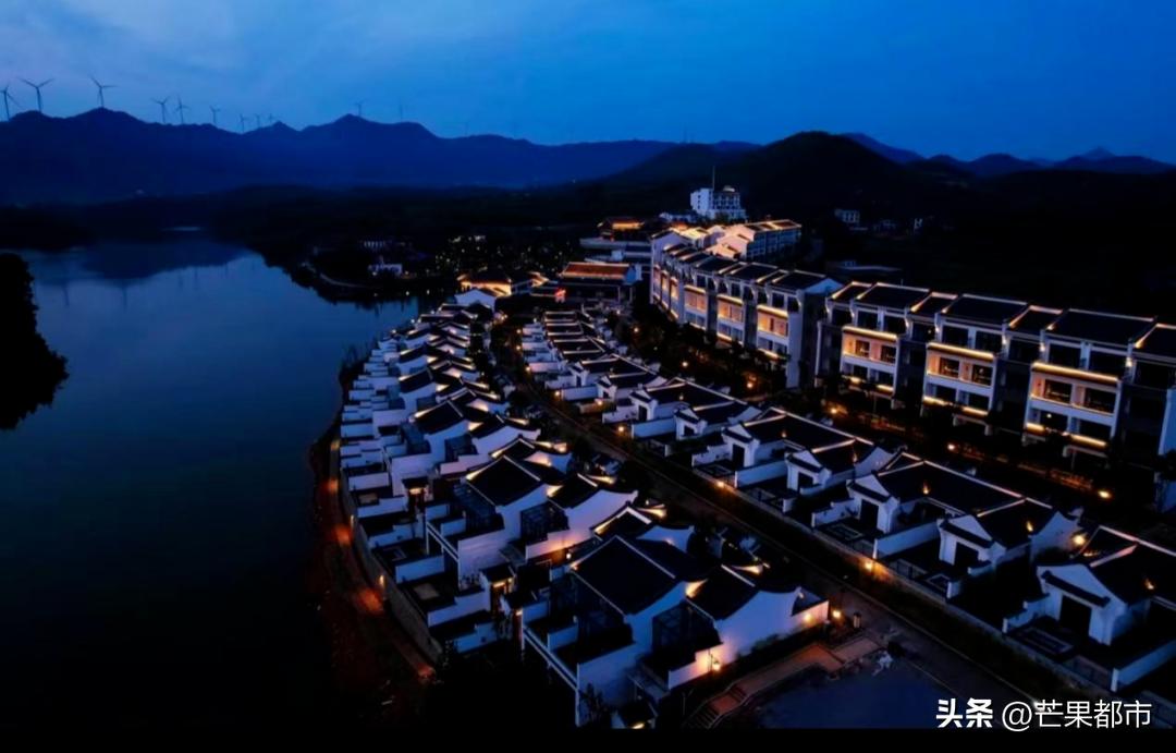 高山峡谷里的温泉,藏着与世隔绝的天然温泉