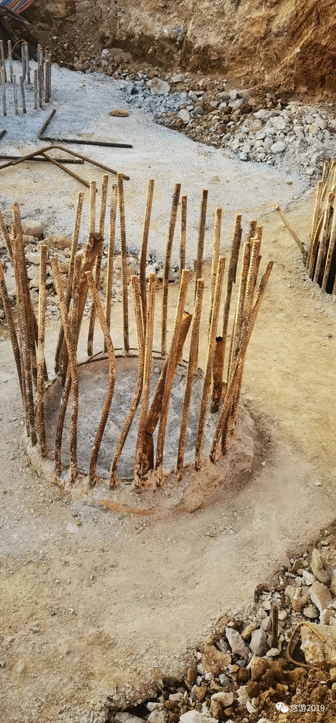 抗滑桩圆桩间挡板如何设计,旋挖圆形抗滑桩施工视频