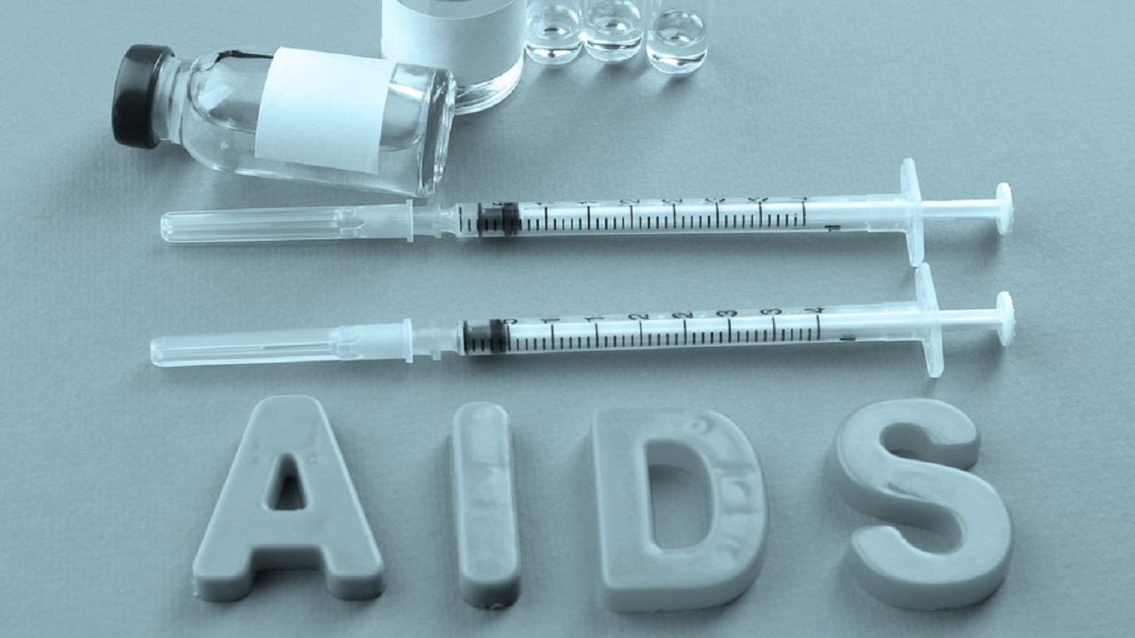 男子持续低烧查出艾滋,高烧不退男生