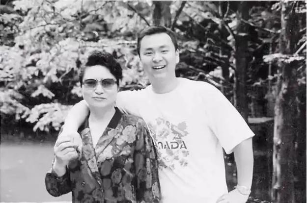 陈景润40岁誉满全球，47岁娶小18岁女军医，唯一的儿子成就如何