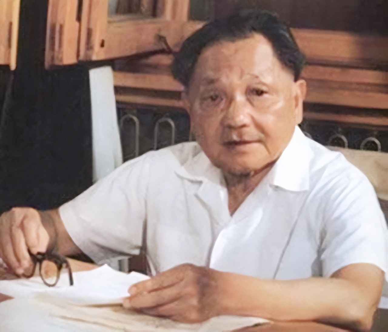 1977年美国务卿万斯访华碰了钉子，*小平邓**：干脆废约，撤军，断交