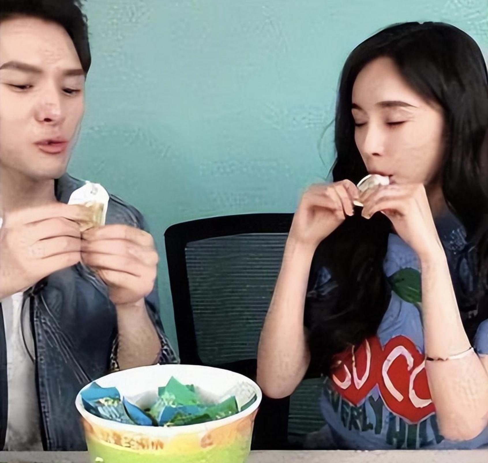 金星直播吐槽明星穿深v,金星吐槽明星走红毯捂胸