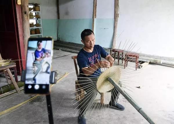 赚钱难了吗？把“赚”拆开，贝兼，就是别一条道跑到黑的意思