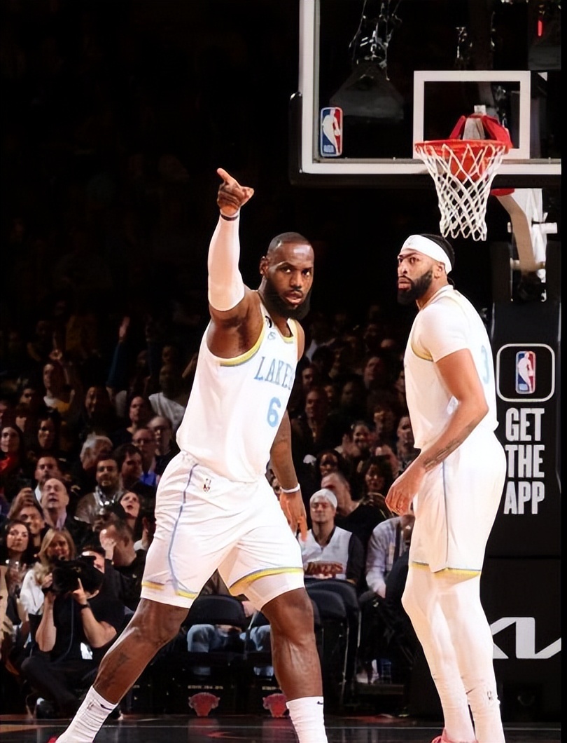 詹姆斯30+10湖人大胜开拓者新闻,詹姆斯28+11+17湖人收官战大胜鹈鹕