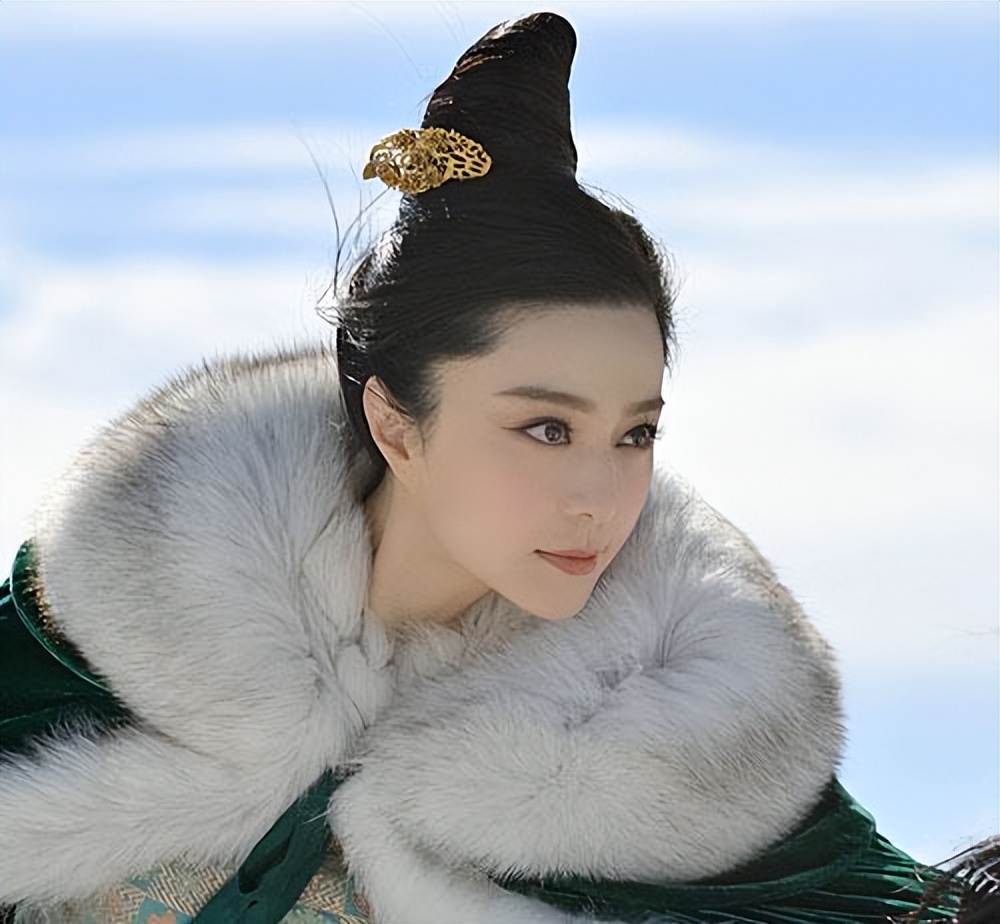 李白仅一句诗道尽杨贵妃倾国容颜,李白为杨贵妃一口气写的三首诗