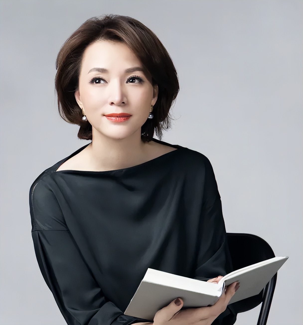 任鲁豫受伤主持节目视频,任鲁豫摔倒后复出