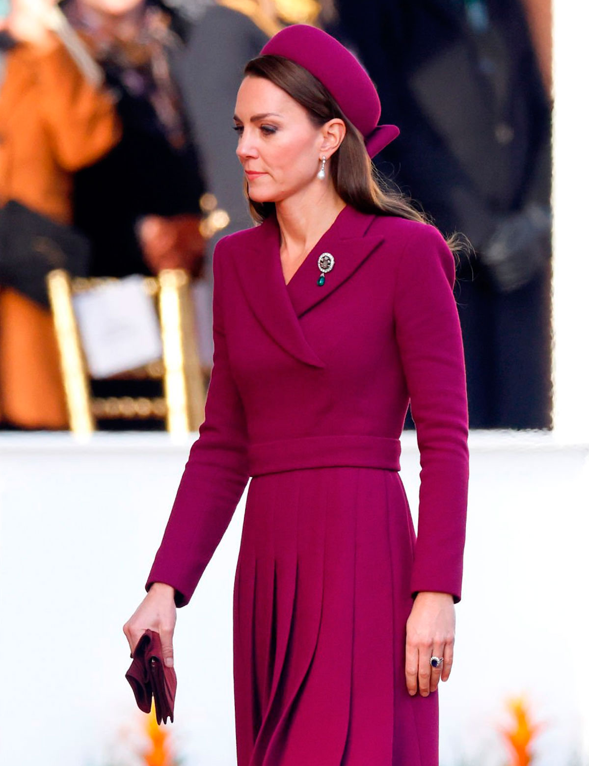 国宴显尊卑！卡米拉戴全套蓝宝石，凯特王妃用珍珠致敬女王和戴妃