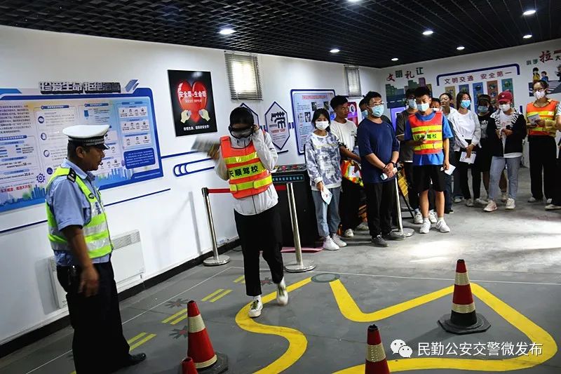 交警进学校开展暑假交通安全教育,民勤县公安交警走进驾校