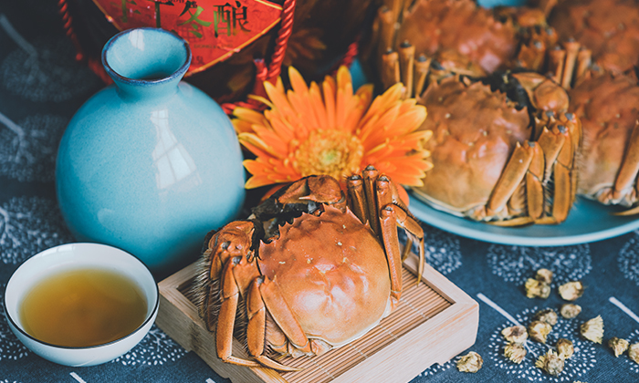 机械化酿造黄酒的缺点,大闸蟹配热黄酒还是冰黄酒