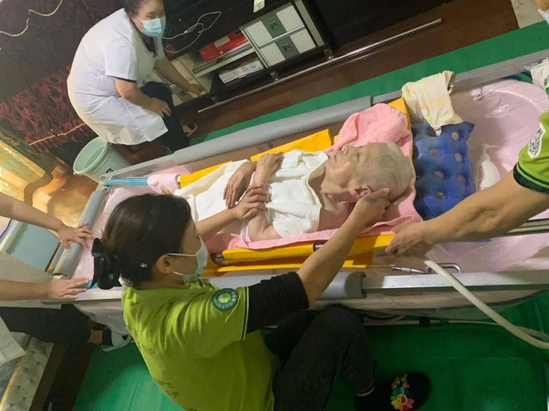 为老人洗澡:499一次,有人11年没洗,有的长疮,用洗澡恢复尊严