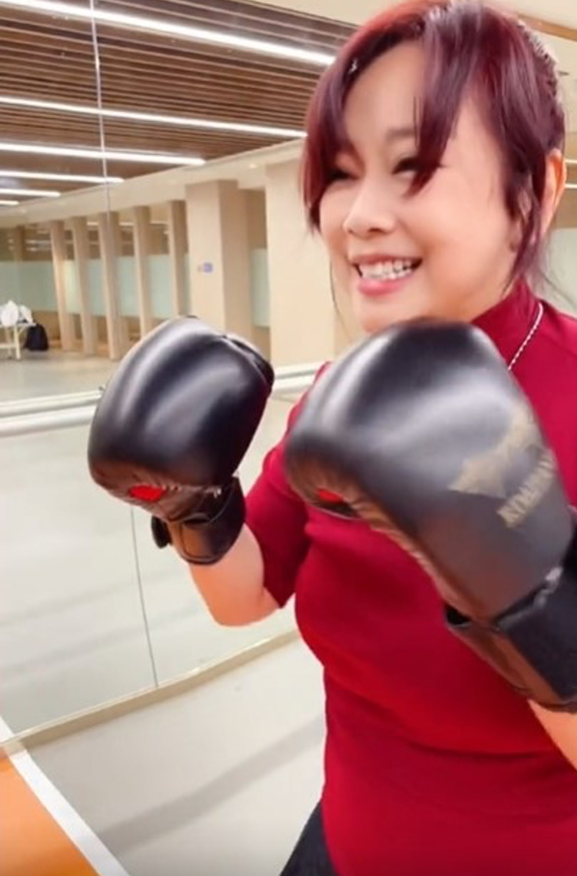 陈松伶回香港男友陪伴,50岁陈松伶全家照