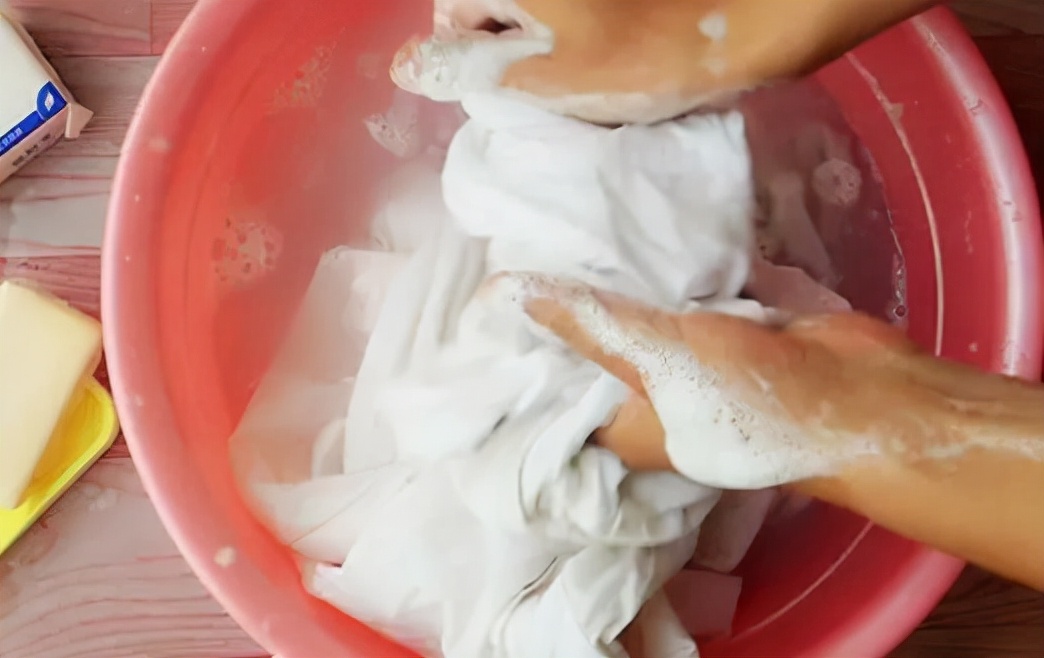 白衣服发黄别着急扔？用这几招，衣服跟新的一样