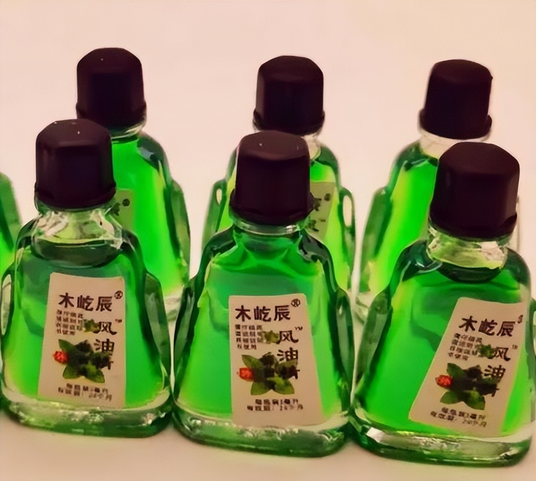 睡前把风油精挤在肚脐里,女性睡前把风油精涂在肚脐上