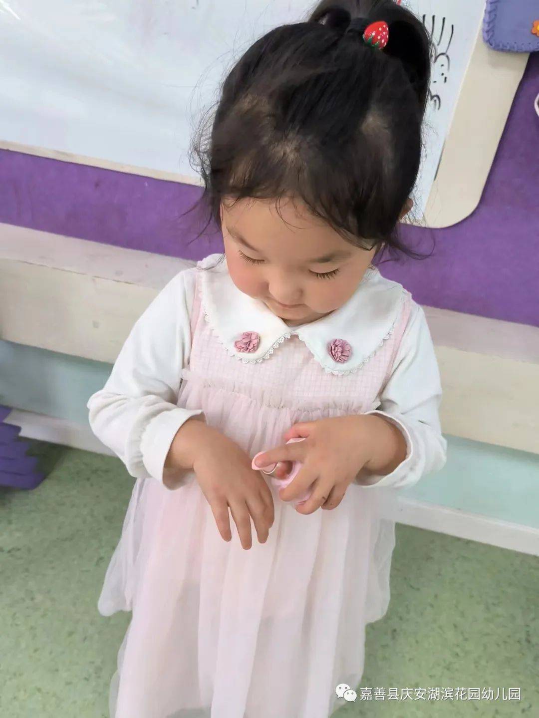 小手的探秘之旅|嘉善县庆安湖滨花园幼儿园小班组课程故事