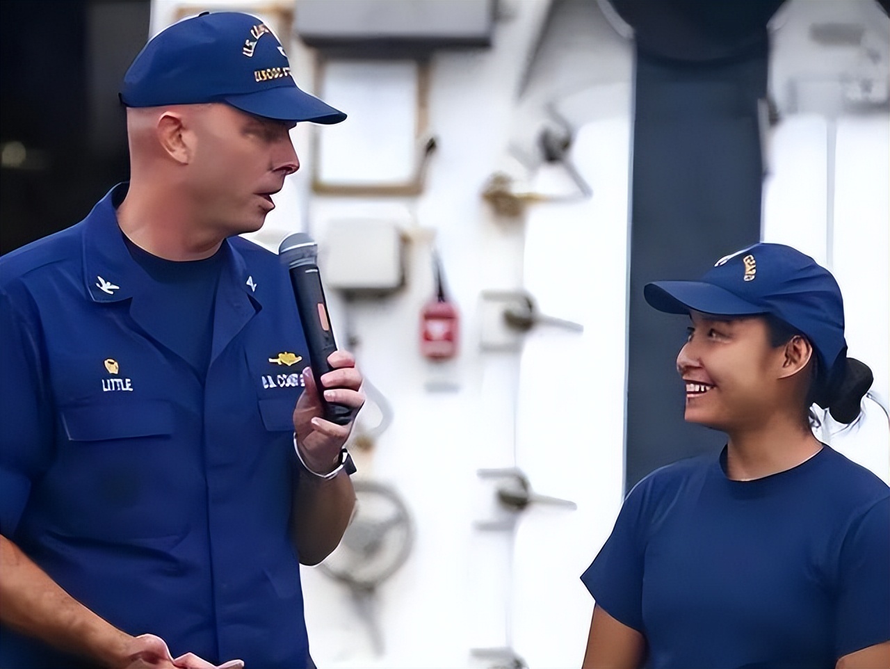 华人女兵在美军舰上干什么,美军华裔女兵向中国海警喊话