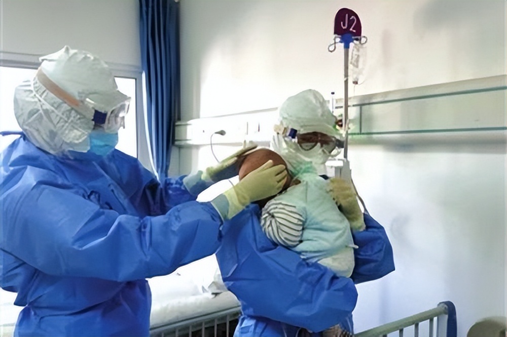 婴儿从高处跌落怎么办,宝宝不慎跌落下床爸妈千万别轻视