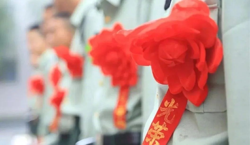 逐月领取退役金3个三等功累加吗,8次一等功的英雄几次特等功