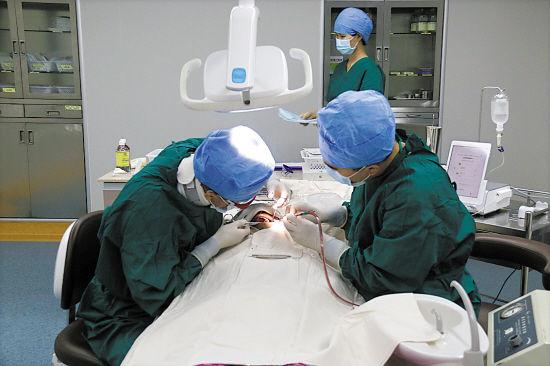 康贝种植牙,康贝口腔医生吴兴