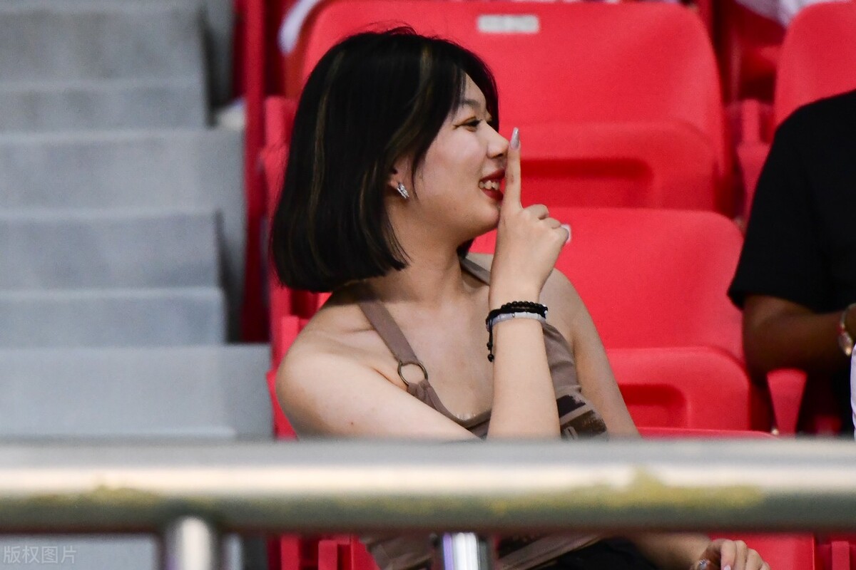 中国足球女球迷惊艳全场,足球看台漂亮的女球迷