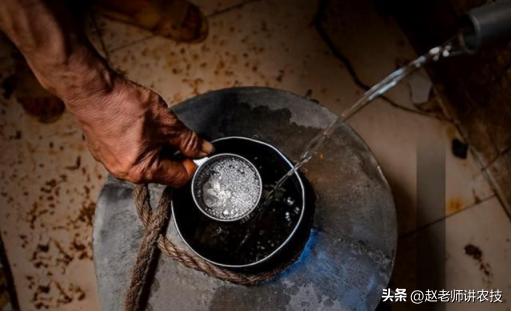 农村街头十几块一斤的散酒,农村集市上的散酒10元一斤