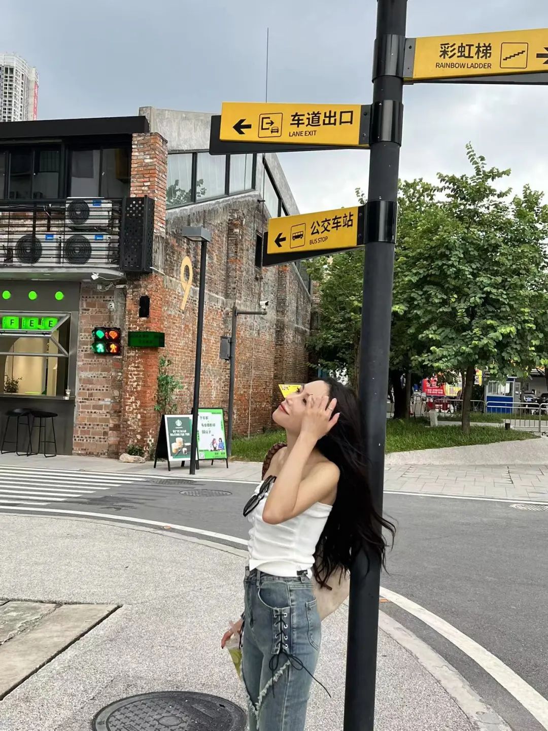 她每天在档口走廊换几百件衣服，“我要挣钱”是唯一信念