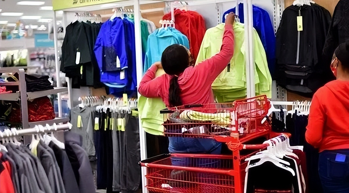 鏃ユ湰鏈嶈鍝佺墝鍚嶅彜灞嬭鎸ょ垎,蹇椂灏氳鍏ㄧ悆鏈嶈鍨冨溇鎴愮伨