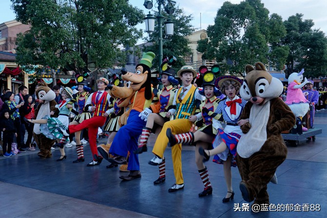 周末白相里的一张床、一群朋友、暴走于迪士尼乐园