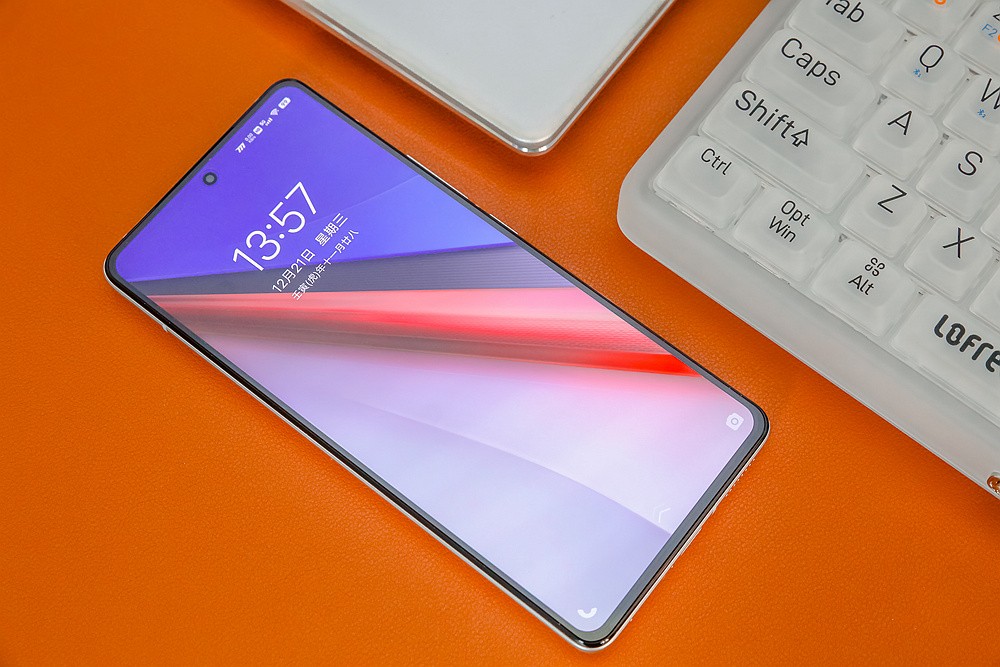 iqoo11骁龙8+2是超频版吗,iqoo11骁龙是不是满血版