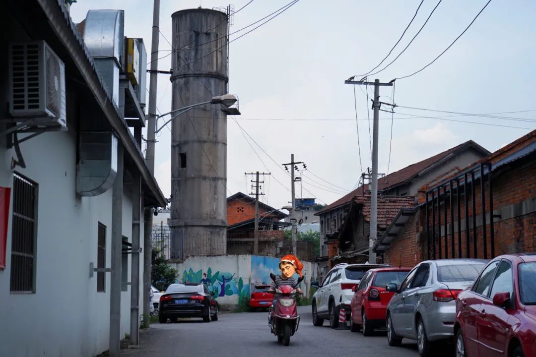 穿越五块石的百米窄巷，打开铁半城的光