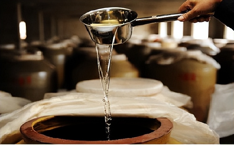 97年香港回归赖茅特制酒2斤多少钱,赖茅97香港回归纪念酒多少钱回收