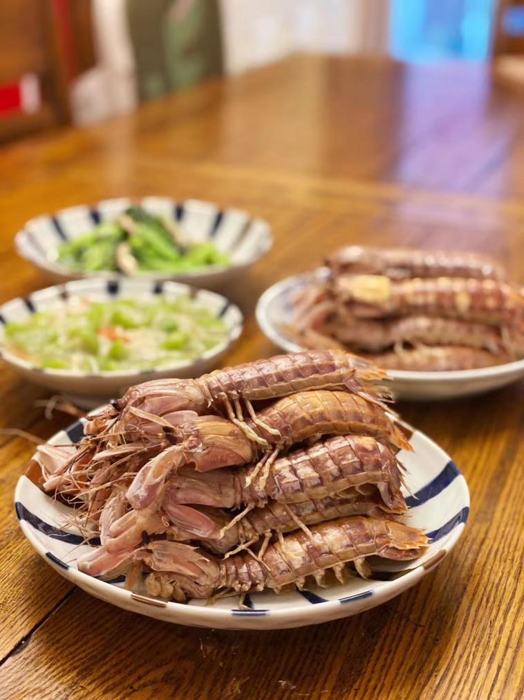 吃虾吃到生虾,吃虾吃到像口香糖