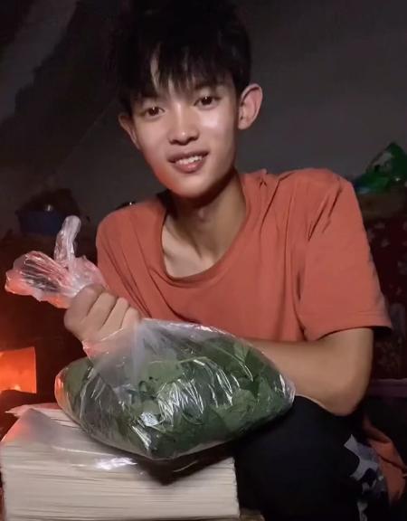 苏小宇之前不是有一千多万粉丝吗,最穷的网红苏小宇