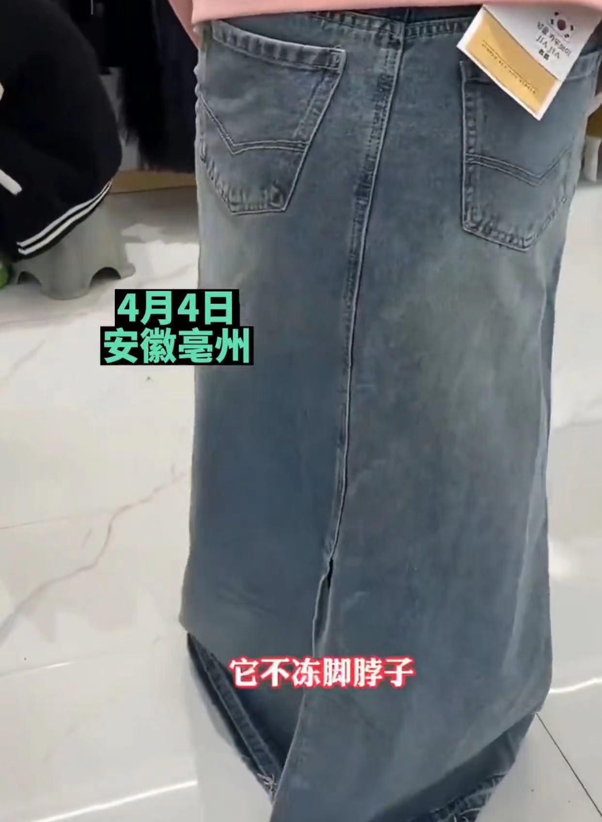 女子买高档衣服拍照 (大妈买衣服被店员一个劲猛夸好看)