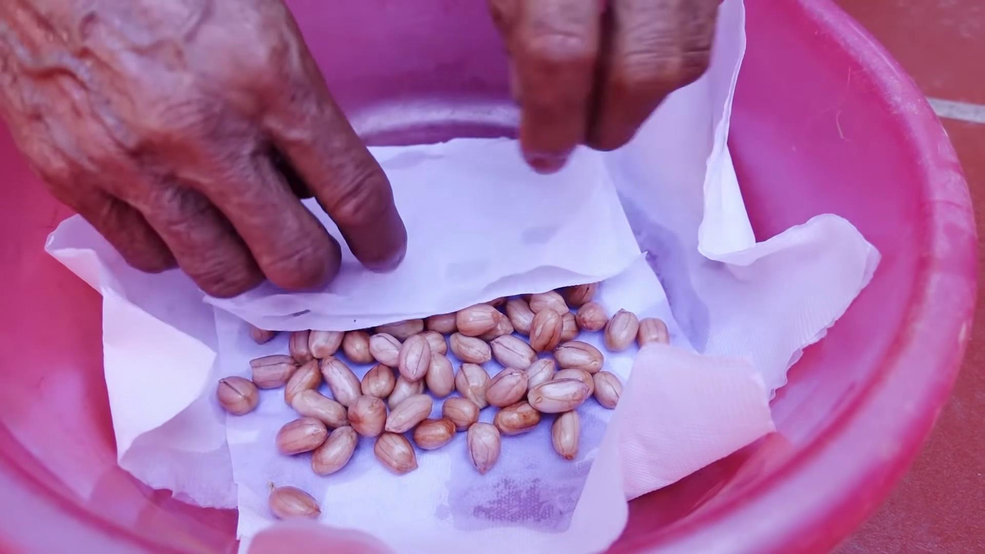 农村人没地种,不用土种花生在家里