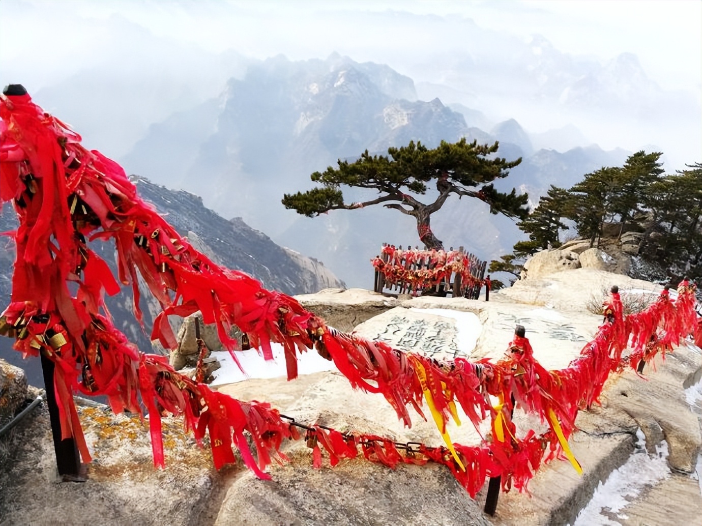 冬日里的华山银装素裹,冬日登上秦岭山脊