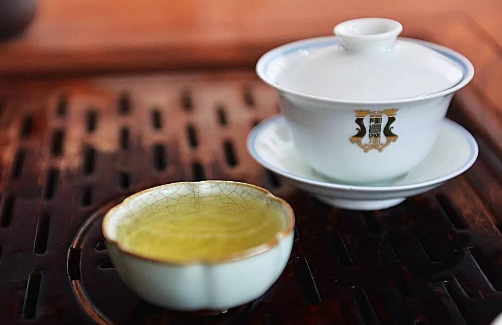 红茶和绿茶哪个茶好喝一点,绿茶和红茶茶叶推荐哪个比较好喝