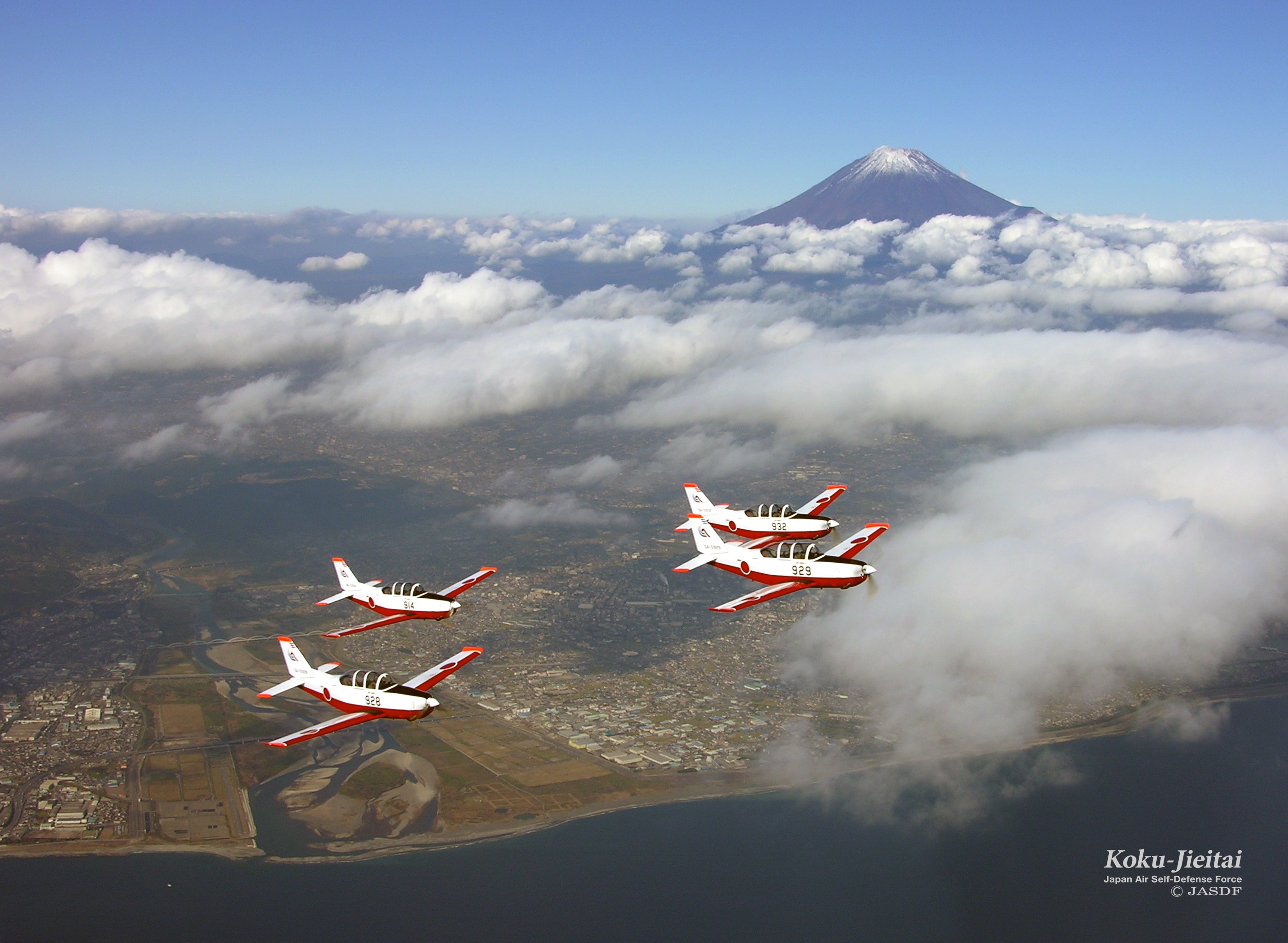 日本列岛的初级和中级训练机“富士T-7”