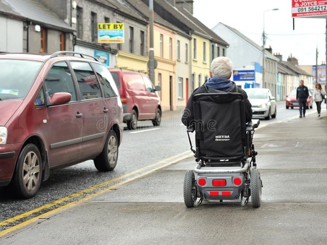 驾驶电动轮椅的注意事项和选购,电动轮椅的安全速度怎么规定的