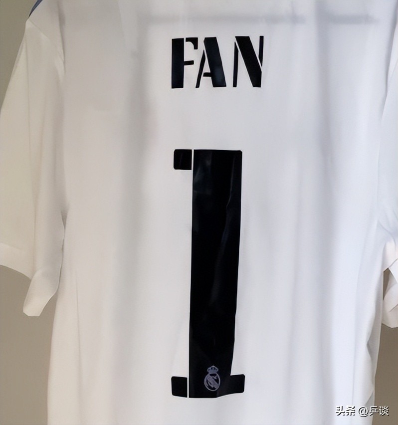 牌面大!樊振东26岁生日,足坛豪门皇马送全队签名球衣